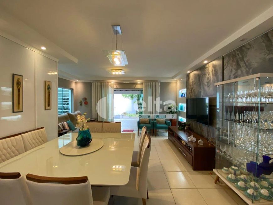 Casa residencial disponível para venda no bairro Alto Umuarama em Uberlândia-MG