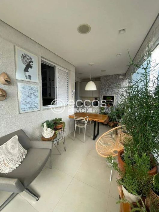 Apartamento à venda, 3 quartos, 1 suíte, 2 vagas, Santa Mônica - Uberlândia/MG