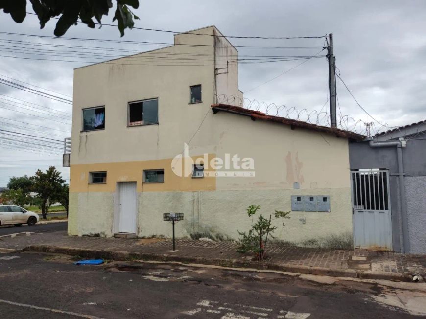 Casa residencial disponível para venda no bairro Marta Helena em Uberlândia-MG