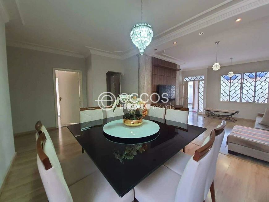 Casa à venda, 3 quartos, 1 suíte, 2 vagas, Vigilato Pereira - Uberlândia/MG