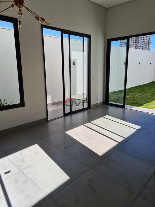 Casa possui 170 m² com 3 quartos sendo um com suíte no Grand Ville - Uberlândia - MG