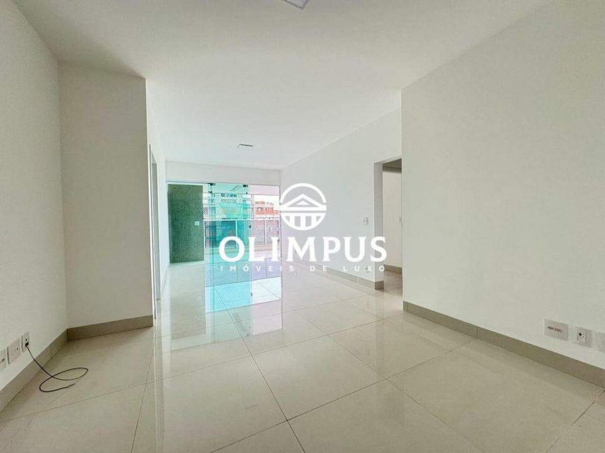 Apartamento novo om amplo espaço e armários embutidos.