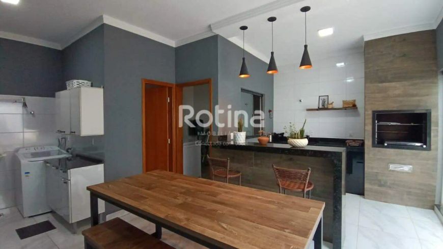Casa com 3 Quartos e 2 banheiros à Venda, 195 m² por R$ 650.000