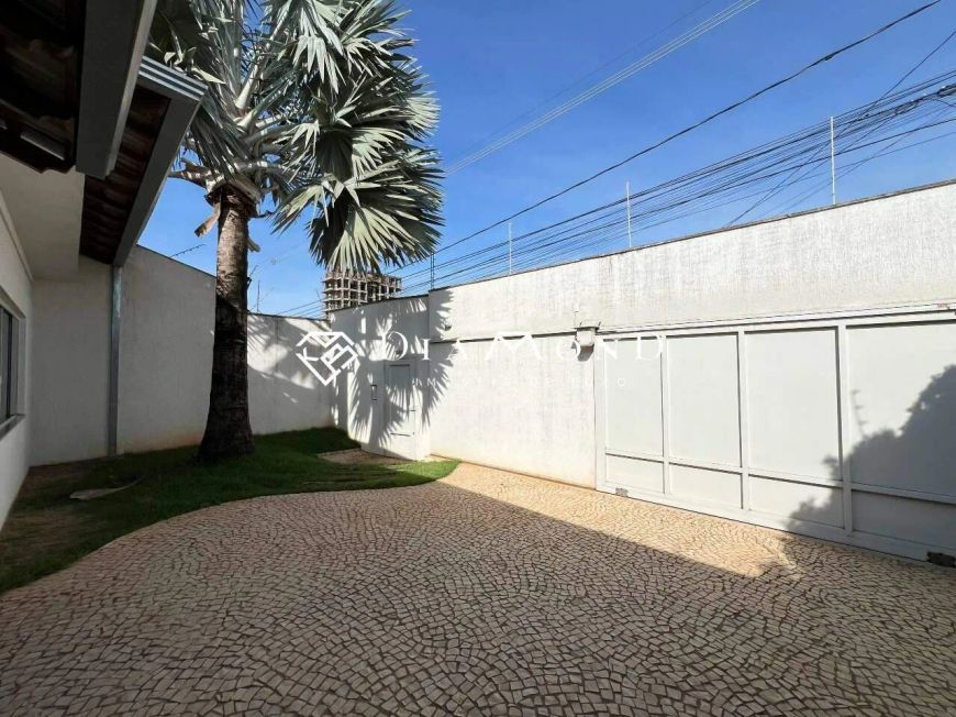 Casa à venda, 3 quartos, 1 suíte, 6 vagas, Santa Mônica - Uberlândia/MG