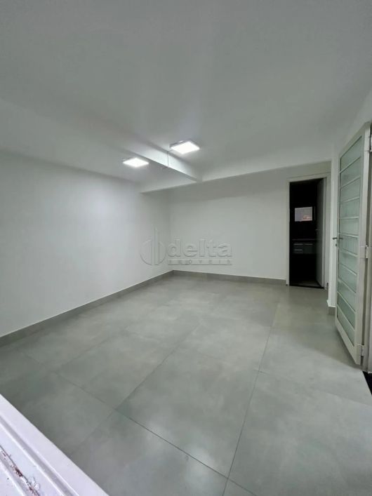 Casa comercial disponível para locação no bairro Cazeca em Uberlândia-MG