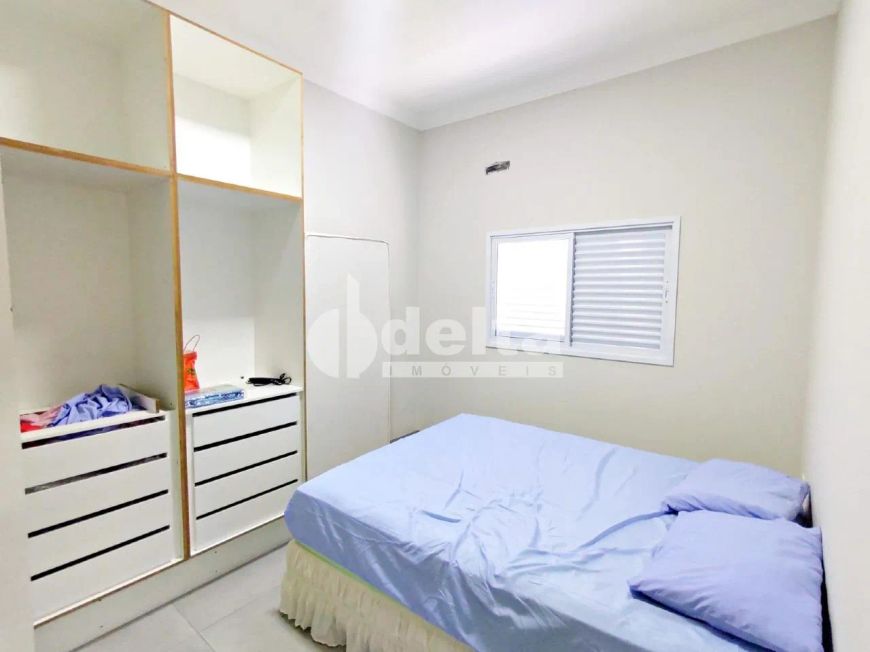 Casa residencial disponível para locação e venda no bairro Jardim Inconfidência em Uberlândia-MG