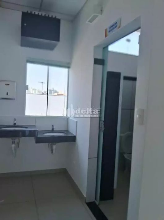 Sala disponível para locação no bairro Cazeca em Uberlândia-MG.
