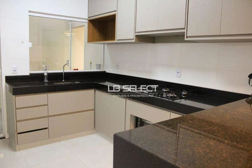 Casa no bairro Vida Nova com três quartos, suítes e área gourmet completa.
