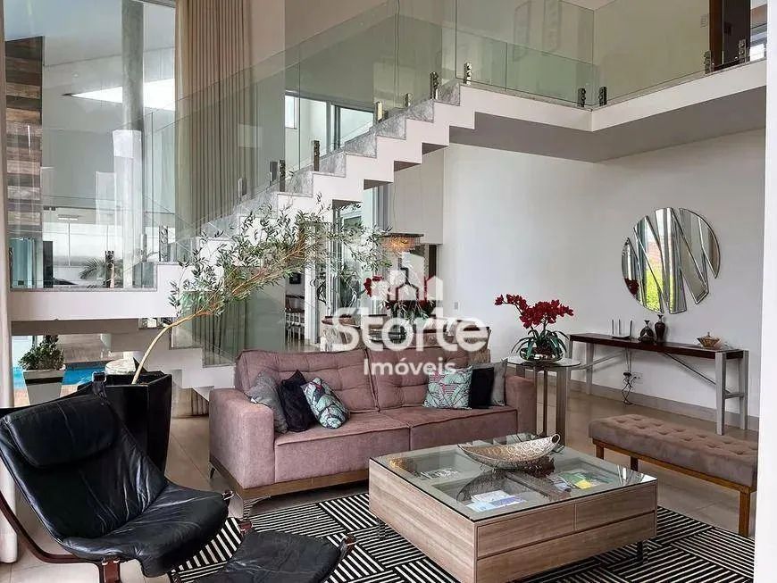 Casa de esquina estilo sobrado com 4 suítes à venda, 333m² por R$ 3.300.000 - Condomínio Jardins Gên