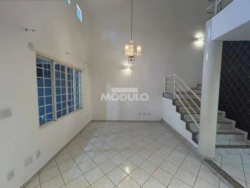 Casa estilo sobrado no Vigilato Pereira