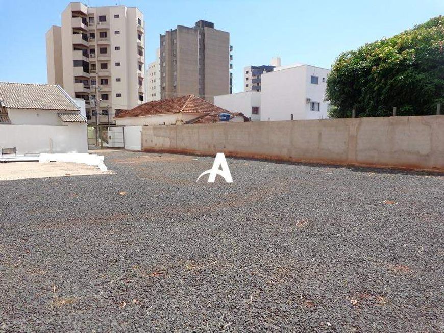Área com 704m² à venda no Martins