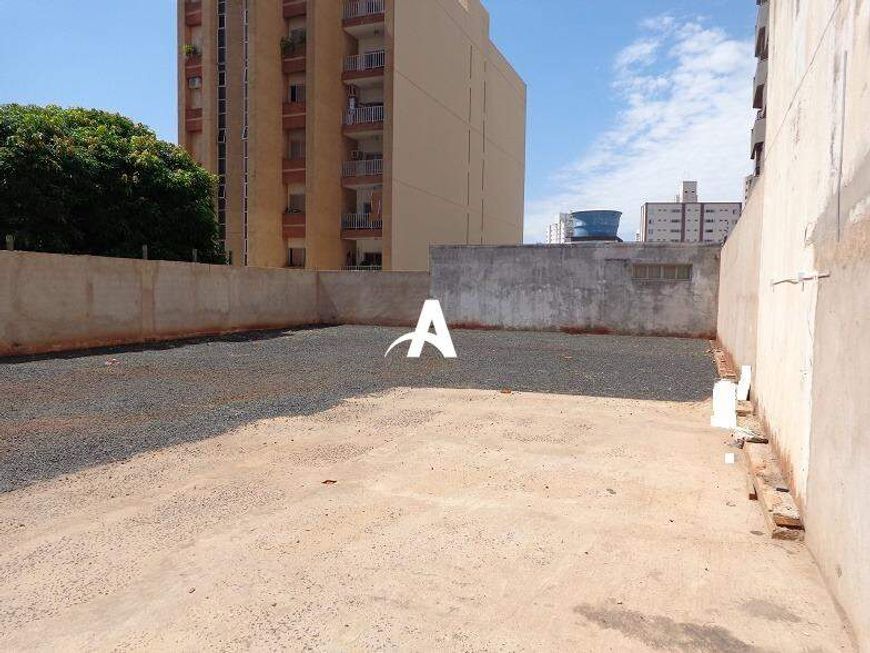 Área com 704m² à venda no Martins