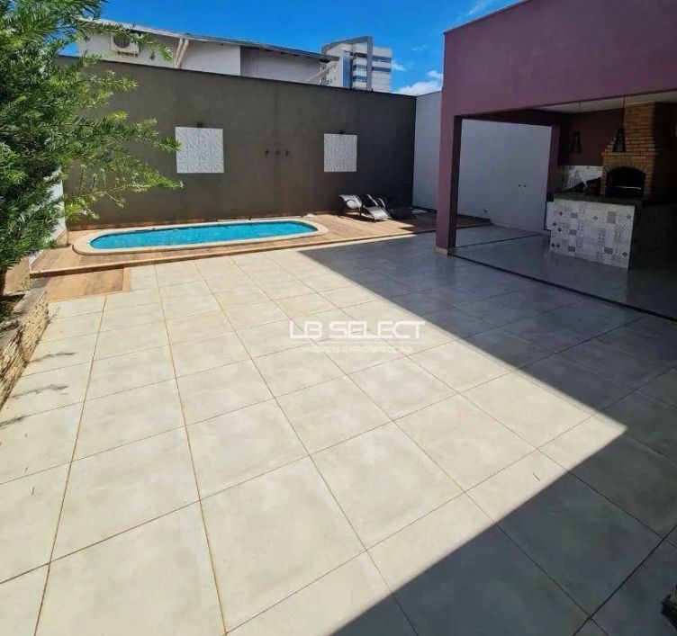 Casa no bairro Santa Mônica com três suítes e varanda goutmet.