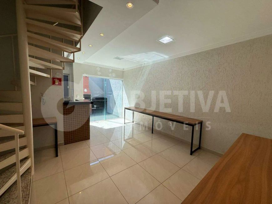 Excelente oportunidade de casa comercial no bairro Santa Mônica disponível para venda