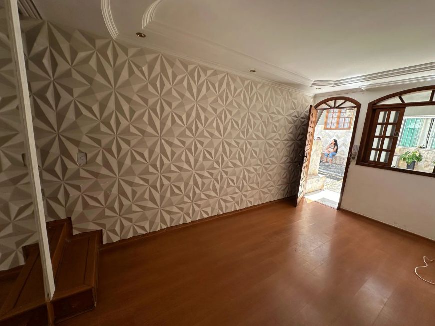Alugo casa geminada com três quartos, uma vaga no bairro Eldorado