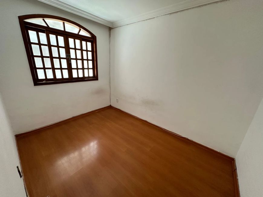 Alugo casa geminada com três quartos, uma vaga no bairro Eldorado