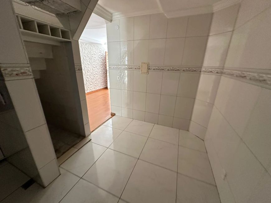 Alugo casa geminada com três quartos, uma vaga no bairro Eldorado
