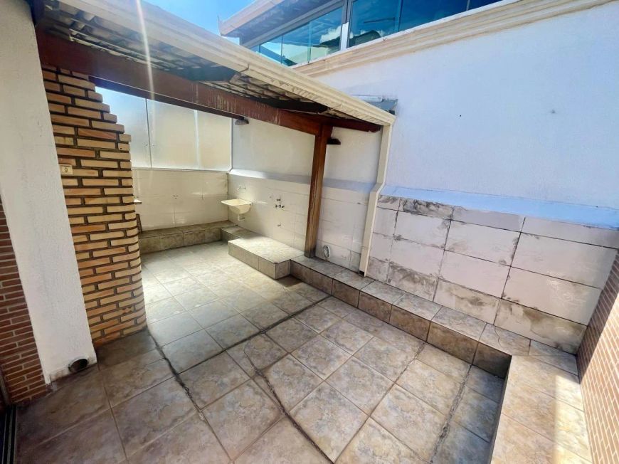 Imóvel para aluguel possui 115 metros quadrados com 2 quartos em Cabral - Contagem - MG