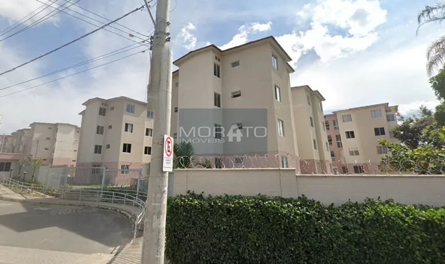 Apartamento de 02 quartos em ótima localização no Pedra Azul