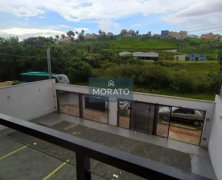 Casa geminada sendo 3 quartos com 1 suíte e 2 vagas no Bairro Vale Das Orquídeas.