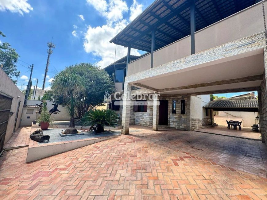 Casa para Venda em Contagem, Colonial, 4 dormitórios, 1 suíte, 3 banheiros, 8 vagas