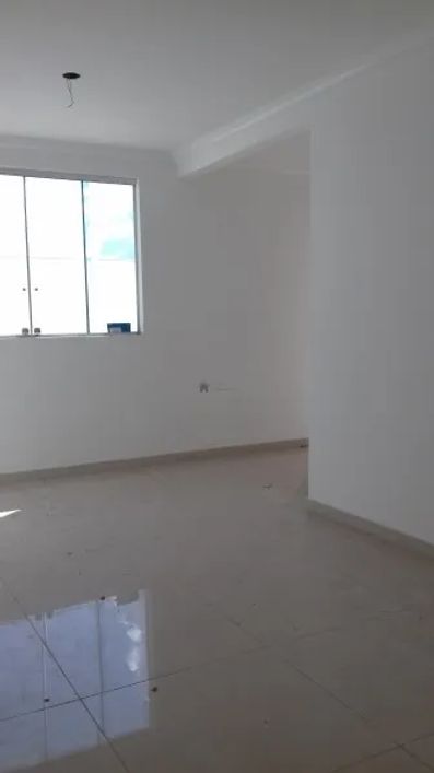 LINDO APARTAMENTO COM AREA PRIVATIVA INDIVIDUAL, 03 QUARTOS NO BAIRRO LINDA VISTA EM CONTAGEM.