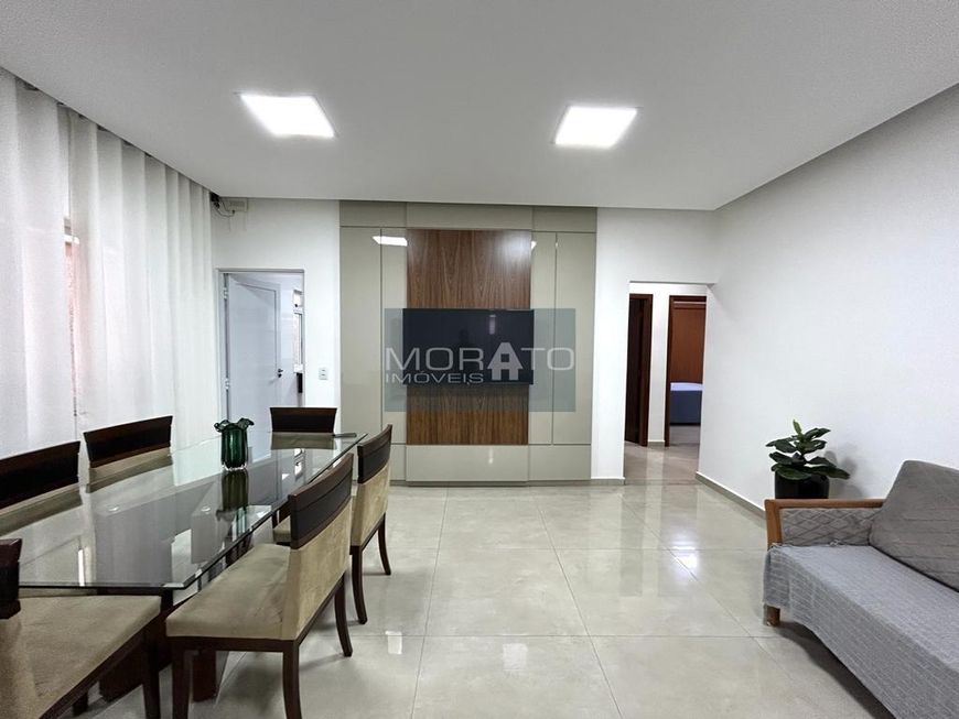 Belíssima casa em lote de 360m², com 3 quartos com suíte , closet, piscina e churrasqueira e loja em