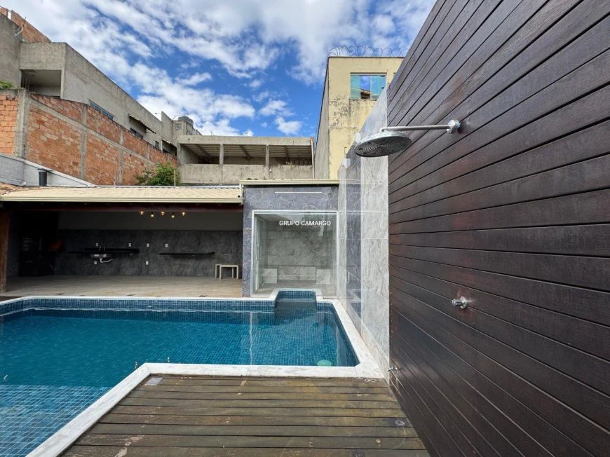 CASA A VENDA COM PISCINA BAIRRO XANGRILÁ