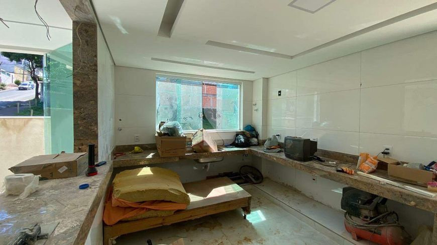 Casa Geminada à venda, 5 quartos, 2 suítes, 6 vagas, Cabral - Contagem/MG
