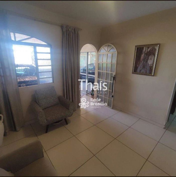 Qr 521 Conjunto 9 Samambaia Sul Casa de 2 Andares com 5 Quartos, 2 Suítes e Ampla Garagem!