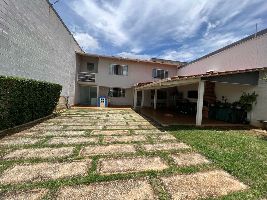 Casa para venda, de 04 quartos e 06 vagas de garagem, no bairro Arvoredo em Contagem