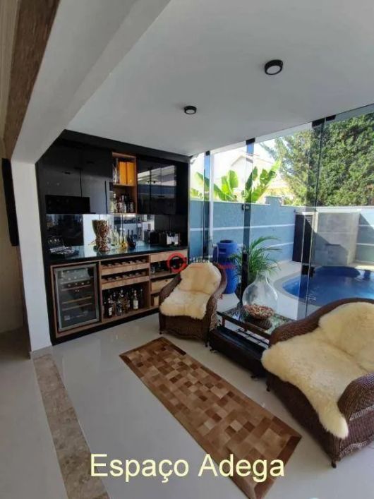 Casa com 3 dormitórios à venda, 298 m²