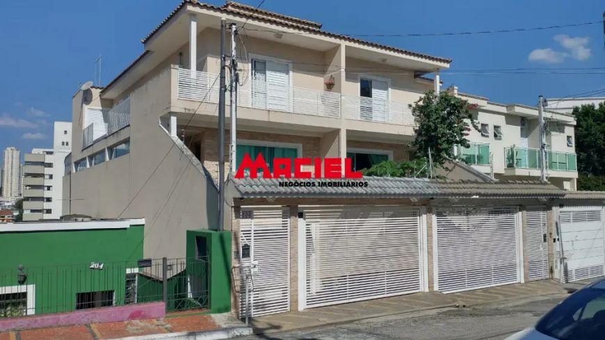 Sobrado novo, bem localizado em ótima rua do Jardim Paraíso.