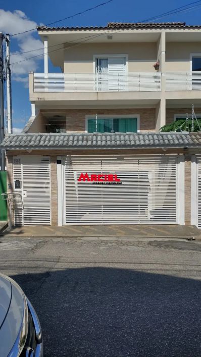 Sobrado novo, bem localizado em ótima rua do Jardim Paraíso.