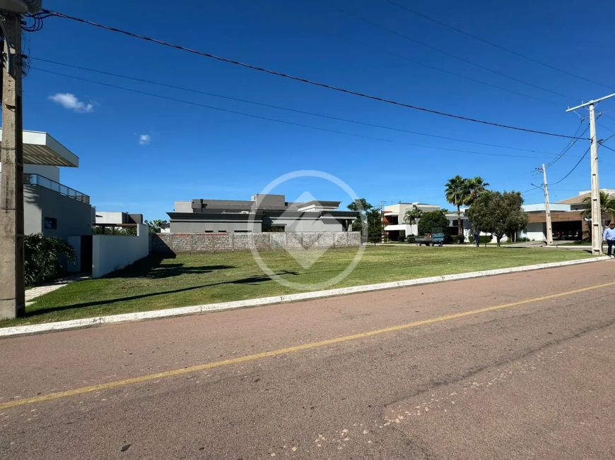 Terreno com 702 m2 Condomínio Florais dos Lagos em Cuiabá. codigo: 94978