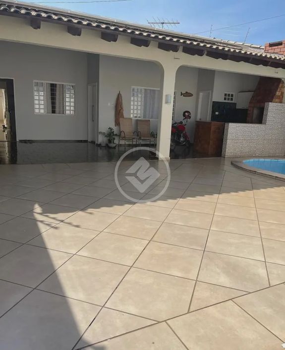 Casa maravilhosa ampla com 4 quartos, sendo 3 suites, 1 master com closet Com planejados e piscina.