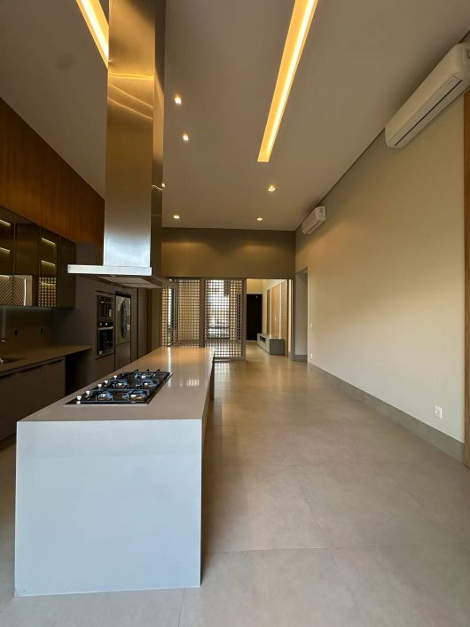 Casa térrea a venda tem 241 m2 com 03 suítes - Condomínio Florais do Valle, Ribeirão do Lipa -Cuiabá