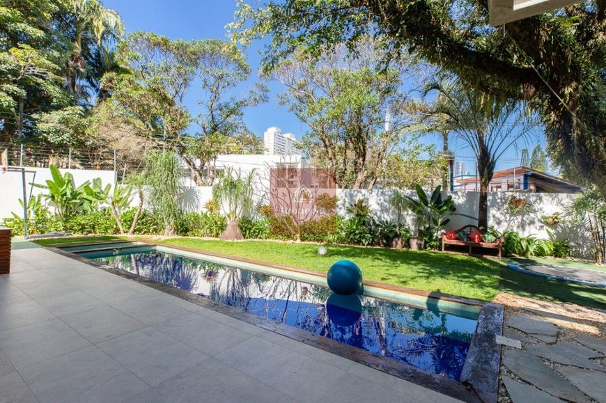Casa tipo para venda com 4 quartos, 350m²