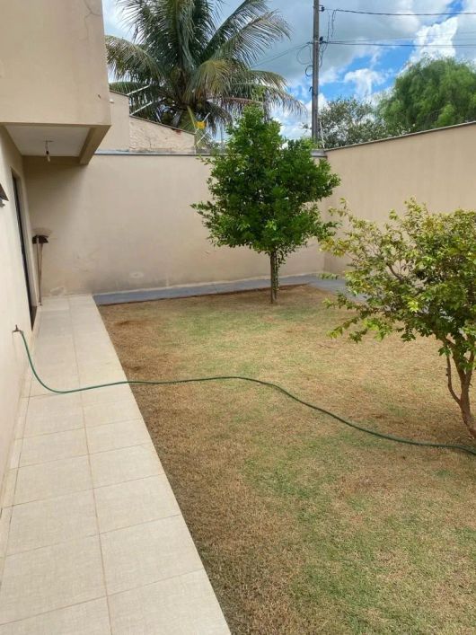 Sobrado com 03 quartos, sendo 02 suítes na região Leste de Londrina