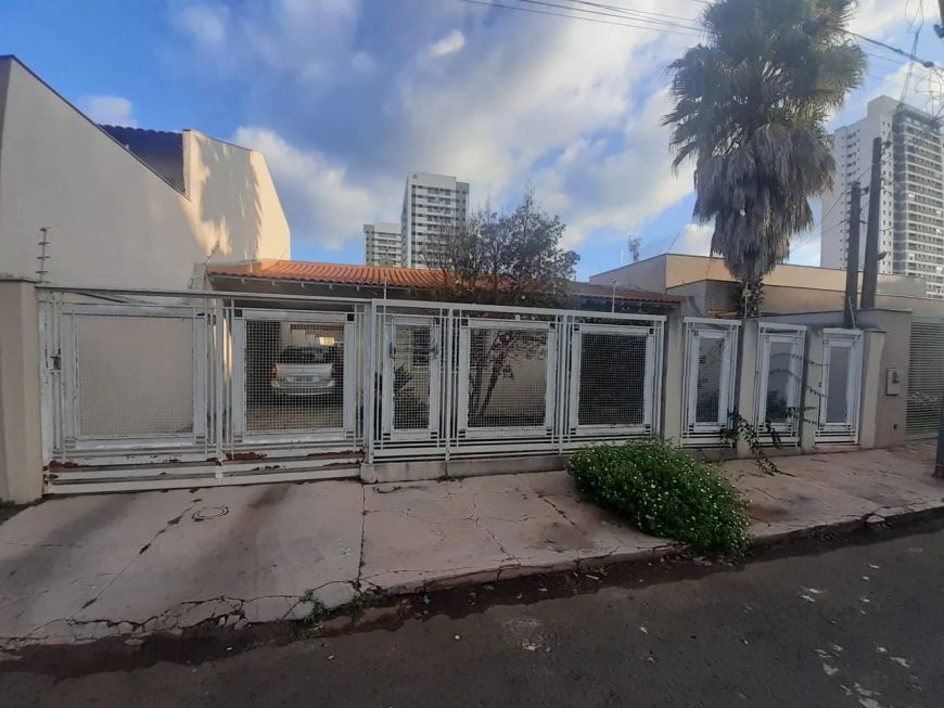 Casa com 04 quartos, sendo 01 suíte na região Oeste de Londrina