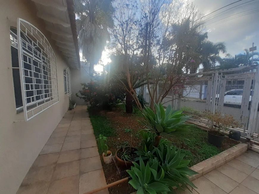 Casa com 04 quartos, sendo 01 suíte na região Oeste de Londrina