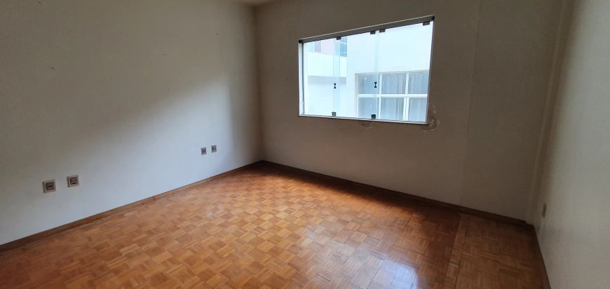 Imperdível: Via Appia, 3 Quartos, 1 Suíte, 153m², 3 sanitários, sala ampla, 01 vaga, Próximo à Pra