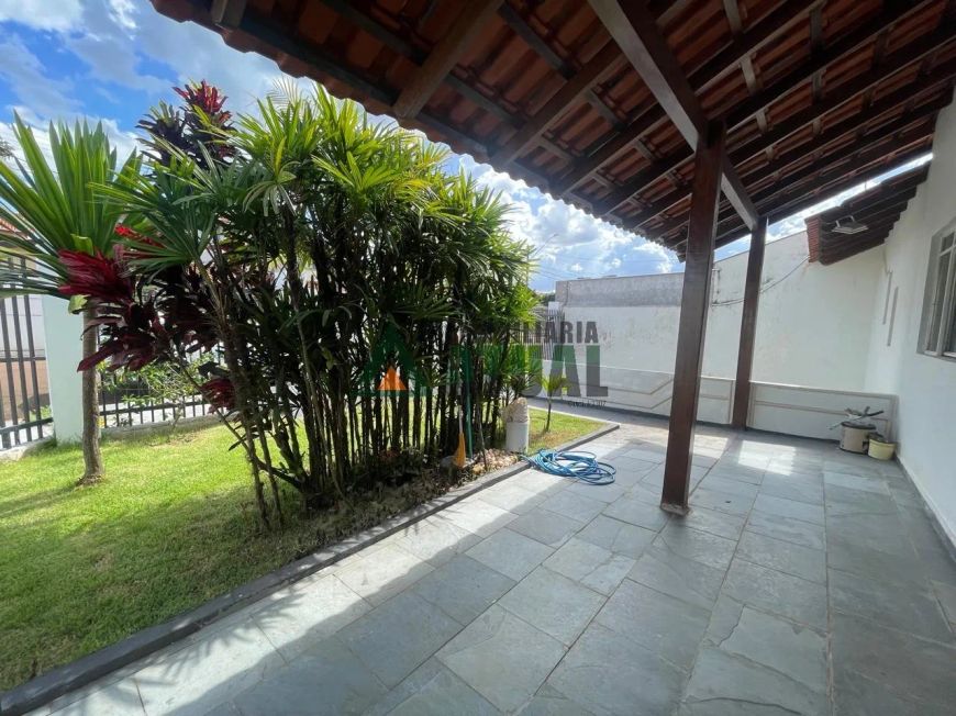 Casa com 03 quartos na região Leste de Londrina