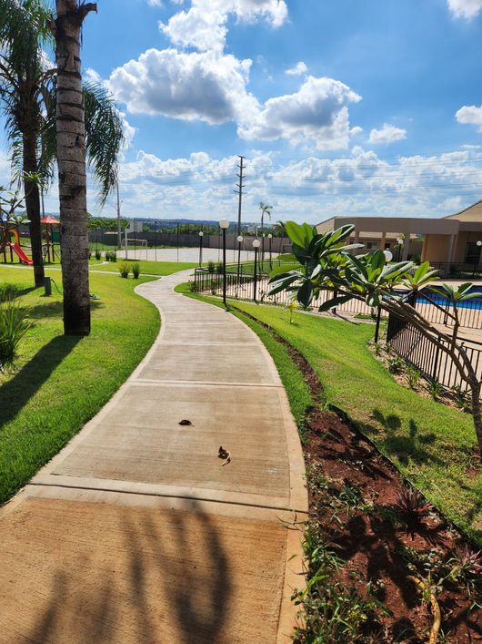 Vendo Excelente Lote no Condomínio Golden Park 2 ao fundo do Max Atacadista da Av Pioneiros
