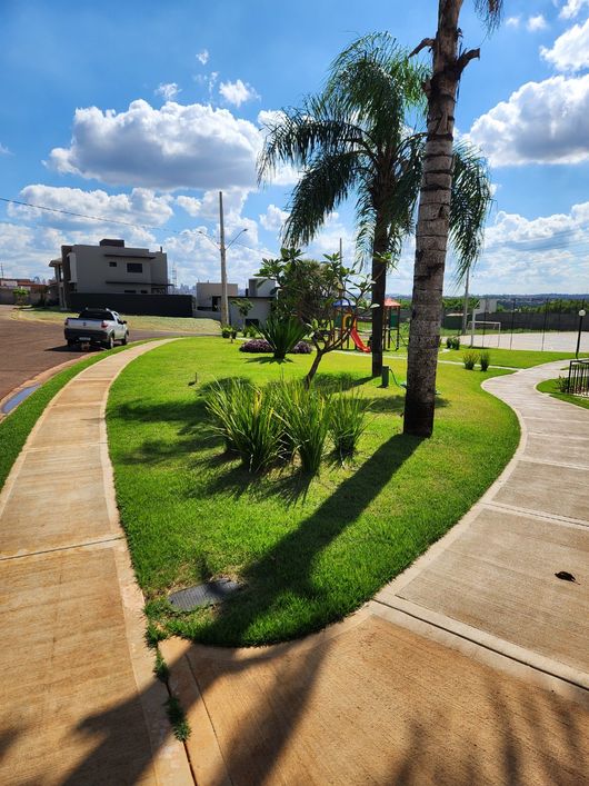 Vendo Excelente Lote no Condomínio Golden Park 2 ao fundo do Max Atacadista da Av Pioneiros
