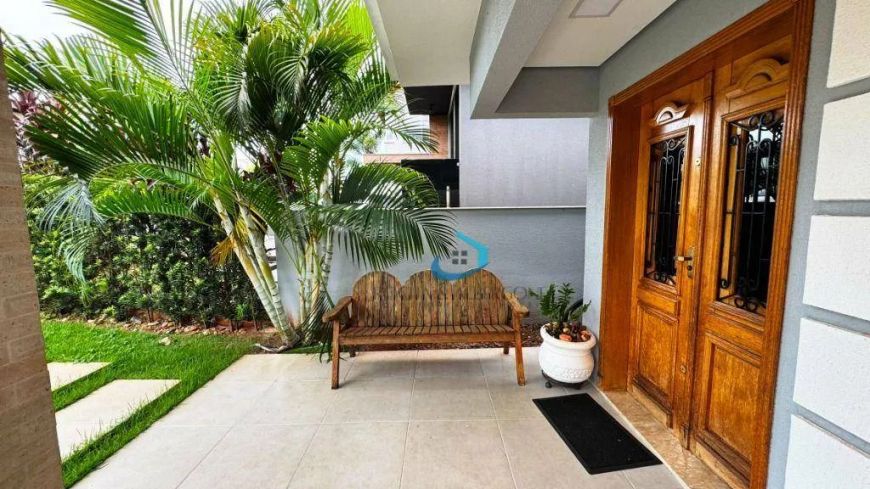 Linda Casa Diferenciada Condomínio Parque Taua, Londrina PR.