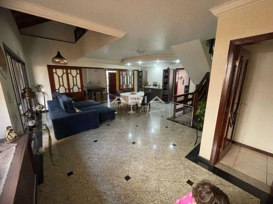 Casa a venda com 5 quartos, 2 suítes e 4 vagas no Jd. Mediterrâneo  Londrina PR