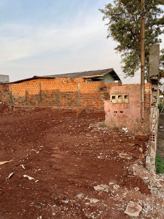 Terreno em rua, localizado no Bairro Santiago - Londrina