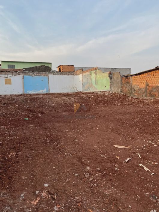 Terreno em rua, localizado no Bairro Santiago - Londrina