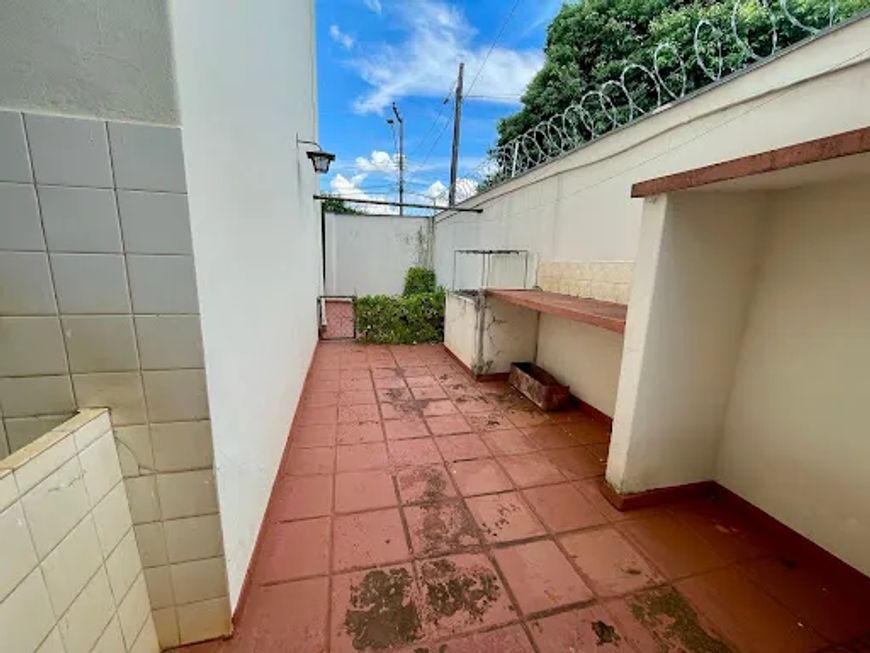 Casa com potencial para comercial
